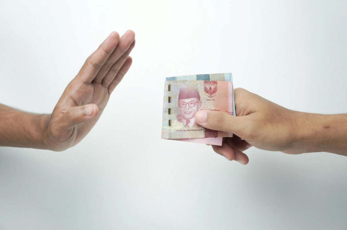 6 Ciri-Ciri Pinjol Ilegal, Risiko, & Cara Menghindarinya